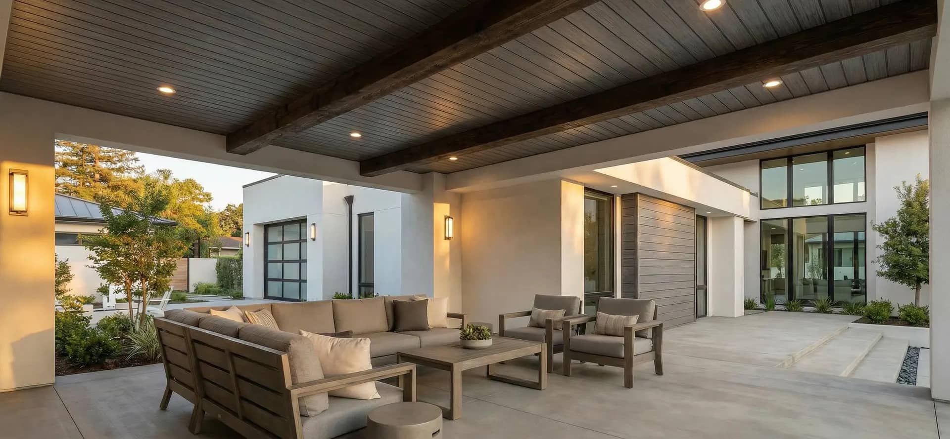 Covered patio with an aluminum cladding ceiling