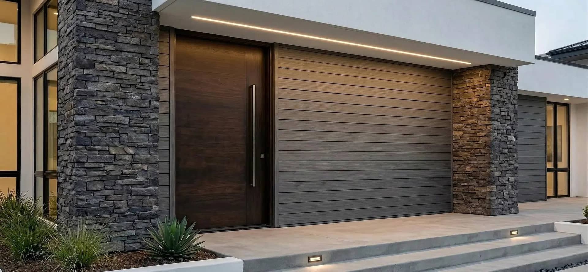 Home entry combining wood-look aluminum cladding and stone